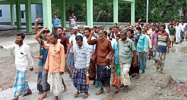 মহিপুরে মৎস্য কর্মকর্তার বিরুদ্ধে বিক্ষোভ