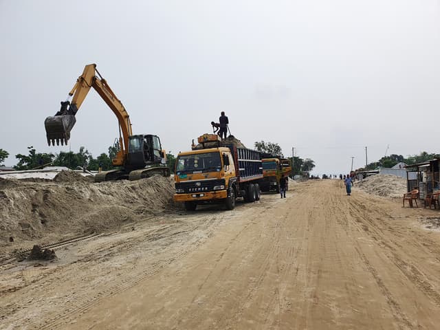 বালু ব্যবসায়ীদের দখলে দৌলতদিয়া ফেরিঘাট, জনদুর্ভোগ