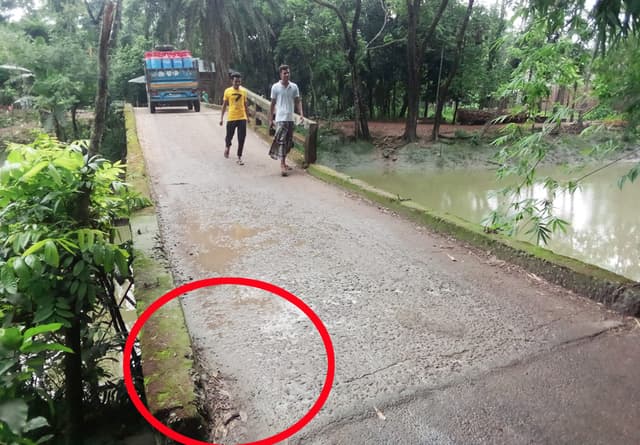 বরিশালের আমিরগঞ্জে ঝুঁকিপূর্ণ ব্রীজে দুর্ঘটনার আশংকা