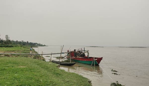 আড়কান্দিতে অপরিকল্পিত বালু উত্তোলনে বাড়ছে যমুনায় ভাঙন