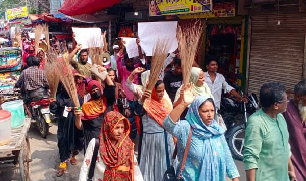 কলাপাড়ায় ওসির অপসারন দাবিতে ঝাড়ু মিছিল