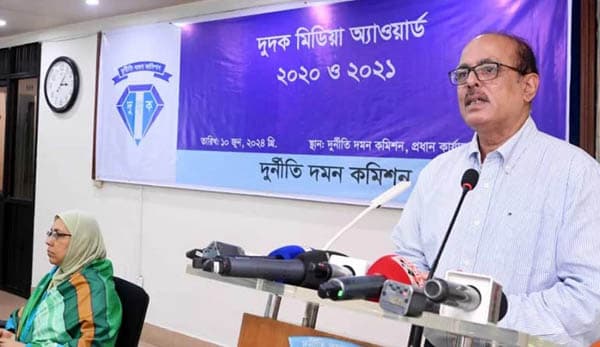 দুই ভাইয়ের জালিয়াতি, আজিজ আহমেদের দোষ নেই: দুদক চেয়ারম্যান