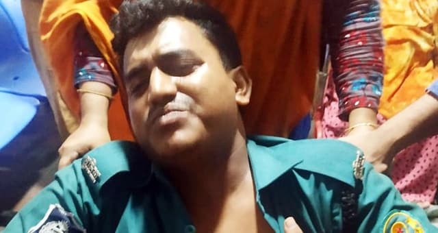 মাইক্রোবাসের ধাক্কায় পুলিশ কর্মকর্তা নিহত
