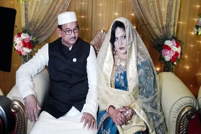 ২০ দিনের পরিচয়ে বিয়ে করলেন রেলমন্ত্রী