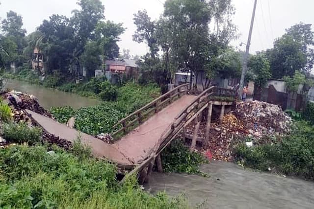 বৃষ্টিতে ব্রিজ ভেঙ্গে নদীতে!