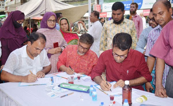 বরিশালে প্রধানমন্ত্রী বরাবর রক্তদিয়ে লেখা স্মারকলিপি প্রদান