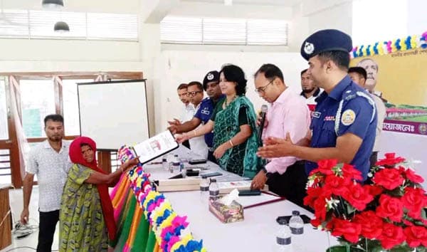 ঝালকাঠিতে ভূমি ও গৃহহীন পরিবারকে জমি ও গৃহ হস্তান্তর