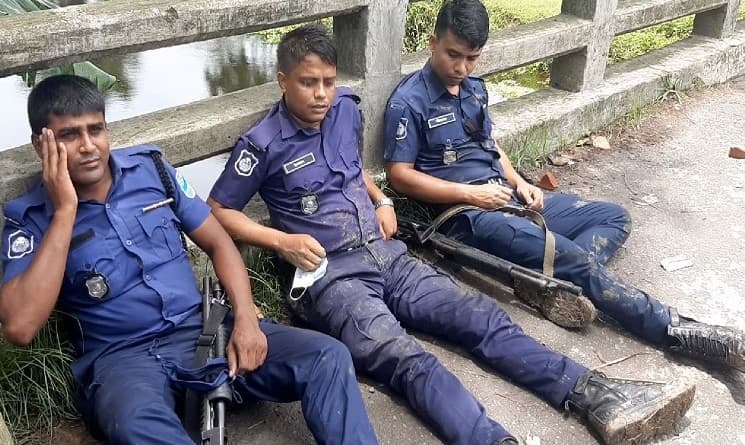 মাদারীপুর দুই গ্রুপের সংঘর্ষে পুলিশসহ আহত ১৫ জন