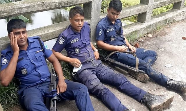 মাদারীপুর দুই গ্রুপের সংঘর্ষে পুলিশসহ আহত ১৫ জন