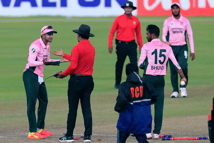 নিষেধাজ্ঞায়  সাকিব, বড় অঙ্কের জরিমানা