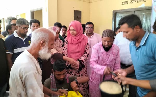 হিলিতে প্রধানমন্ত্রীর ঈদ উপহারের চাল পেলো ৪৯০০ পরিবার