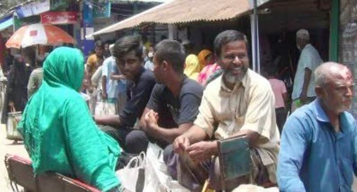 হিলিতে অধিকাংশ মানুষের মাস্ক পড়তে অনীহা