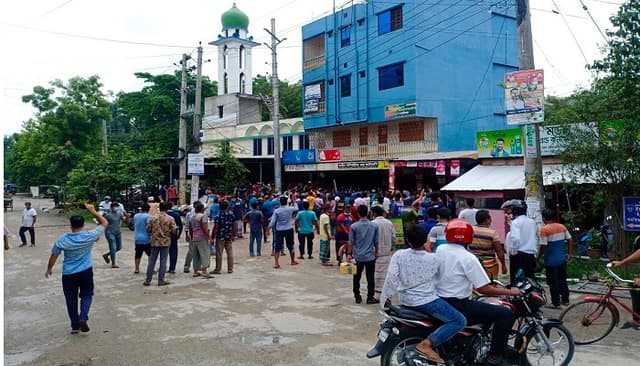 প্রকাশ্যে গুলি করে বাবা-মা-ছেলেকে হত্যা
