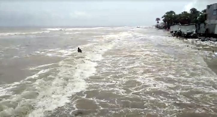 উত্তাল হয়ে উঠেছে বঙ্গোপসাগর বৃদ্ধি পেয়েছে নদ নদীর পানি