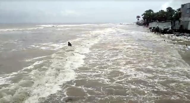 উত্তাল হয়ে উঠেছে বঙ্গোপসাগর বৃদ্ধি পেয়েছে নদ নদীর পানি