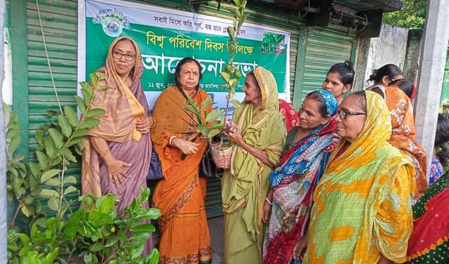 কাউখালীতে অসহায় নারীদের মাঝে ফলজ গাছের চারা বিতরণ
