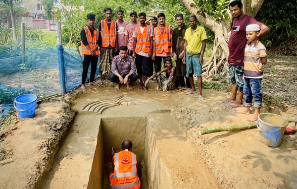 স্বেচ্ছাশ্রমে কবর খনন-কবরস্থান ও ঈদগাহ পরিষ্কার করলেন কমলগঞ্জের যুবকরা