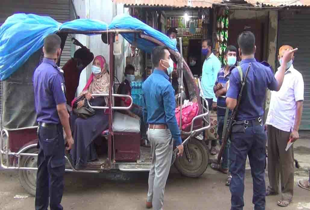 স্বাস্থ্যবিধি না মানায় হিলিতে চার জনকে জরিমানা