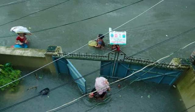 ভেসে যাচ্ছে বাড়িঘর, বন্যায় আরও অবনতির শঙ্কা সিলেটে