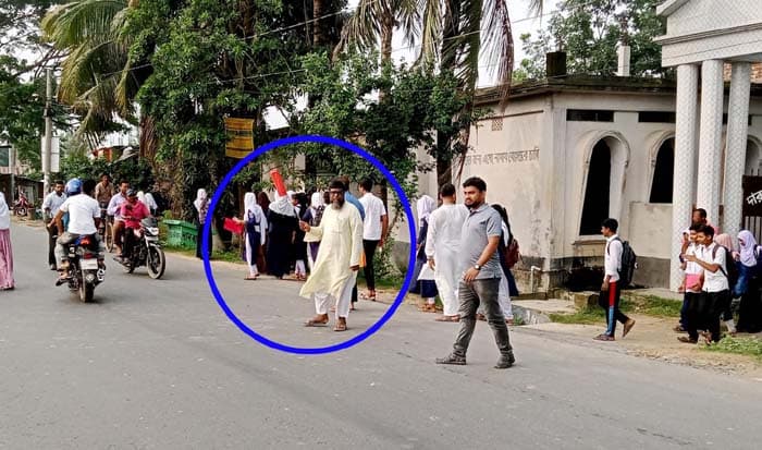পাঁচবিবিতে ঝান্ডি হাতে ট্রাফিকের দায়িত্বে প্রধান শিক্ষক! বিস্তারিত কমেন্টস-এ