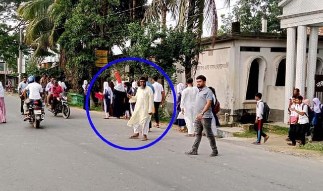 পাঁচবিবিতে ঝান্ডি হাতে ট্রাফিকের দায়িত্বে প্রধান শিক্ষক! বিস্তারিত কমেন্টস-এ