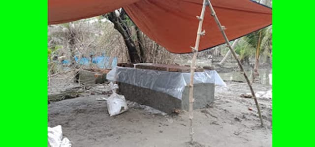 প্লাবিত জনপদে কবর না খুঁড়েই ২ জনের দাফন