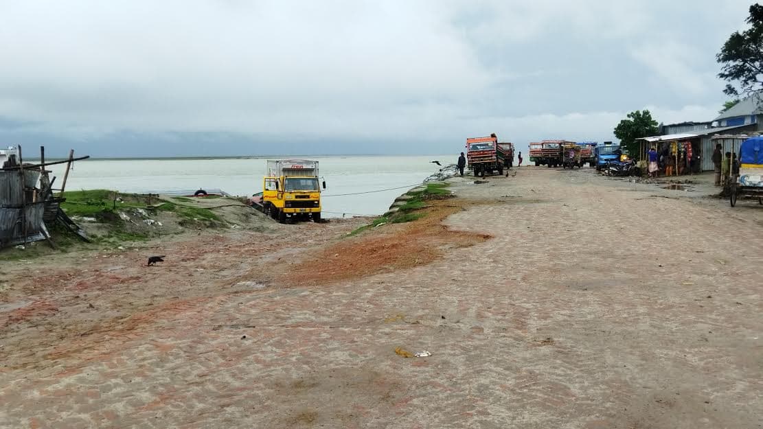 তিনটি ঘাট অকেজো দৌলতদিয়া ফেরিঘাটে