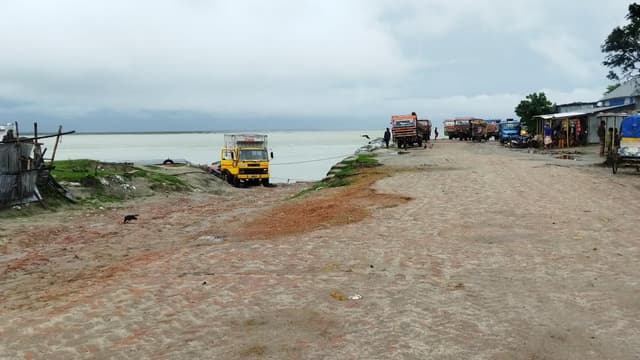 তিনটি ঘাট অকেজো দৌলতদিয়া ফেরিঘাটে