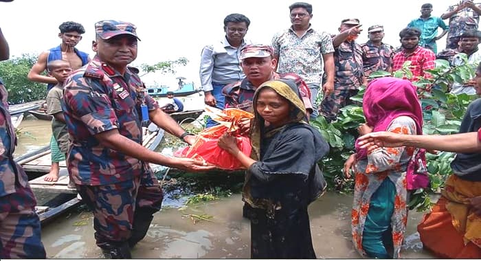 নেত্রকোণায় বন্যাদুর্গতদের মাঝে বিজিবি’র ত্রাণ বিতরণ