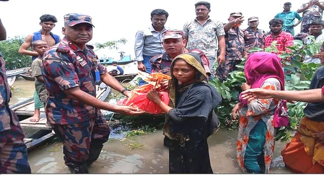 নেত্রকোণায় বন্যাদুর্গতদের মাঝে বিজিবি’র ত্রাণ বিতরণ
