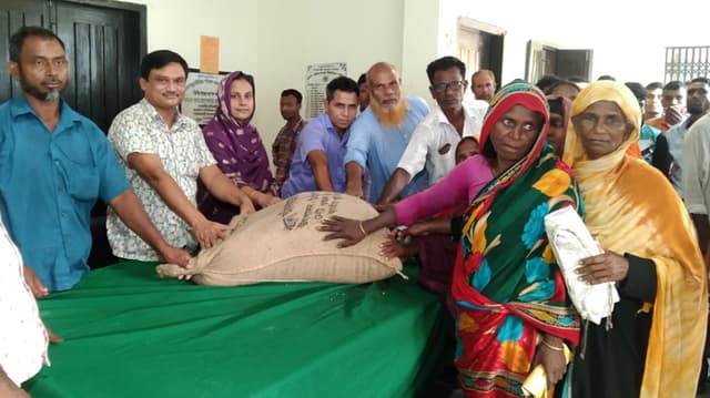 পানিবন্দি পরিবারের মাঝে ত্রাণ বিতরণ