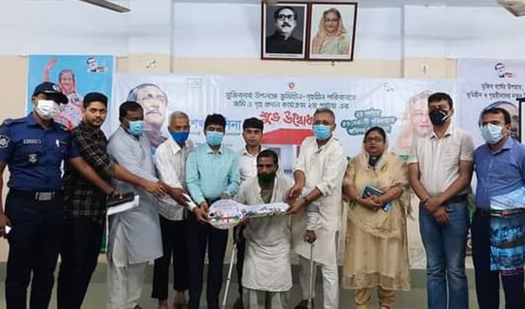 নেছারাবাদে ঘর পেলেন ২০৪ জন