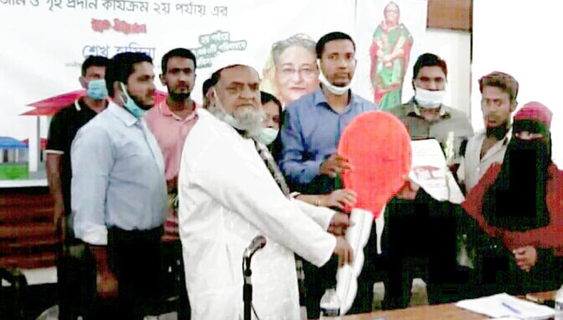 হিজলায় প্রধানমন্ত্রীর উপহার পেলা আরো ২৪টি পরিবার