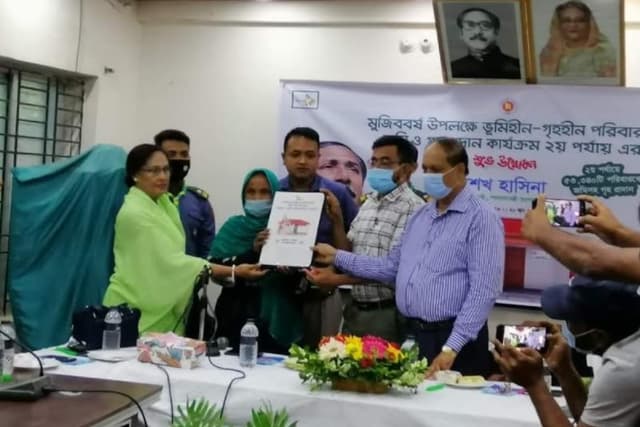 দ্বিতীয় ধাপে মুজিববর্ষে ঘর উপহার পেল শরীয়তপুরের ১২শ পরিবার