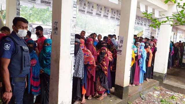 তজুমদ্দিনে বৃষ্টি উপেক্ষা করে কেন্দ্রে ভোটাররা