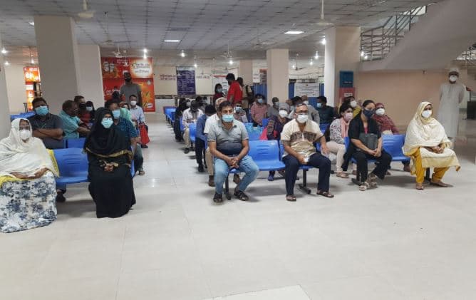 ৩ কেন্দ্রে ফাইজারের টিকা নিতে ভিড়