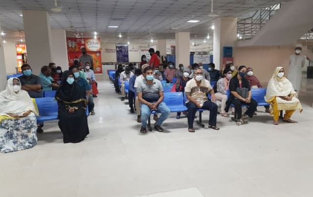 ৩ কেন্দ্রে ফাইজারের টিকা নিতে ভিড়