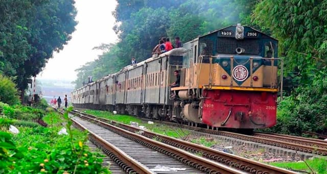 ঢাকা থেকে যাত্রীবাহী ট্রেন চলাচল বন্ধ হচ্ছে