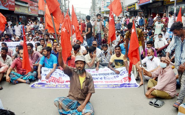 বরিশালে সড়ক অবরোধ করে শ্রমিকদের বিক্ষোভ