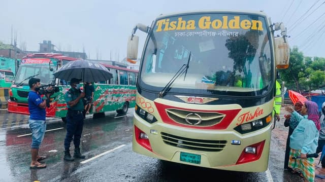 নারায়ণগঞ্জ থেকে ঢাকায় ঢুকছে যাত্রীবাহী বাস