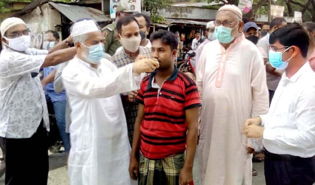 ধামইরহাট পৌরসভার উদ্যোগে মাস্ক বিতরণ