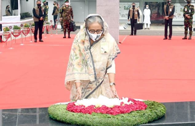 বঙ্গবন্ধুর প্রতিকৃতিতে শ্রদ্ধা জানালেন প্রধানমন্ত্রী