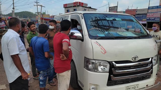 যাতায়াতের একমাত্র অবলম্বন যখন মাইক্রোবাস