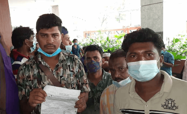 টিকা পেতে প্রবাসী কল্যাণের সাম‌নে বি‌দেশগামী‌দের ভিড়