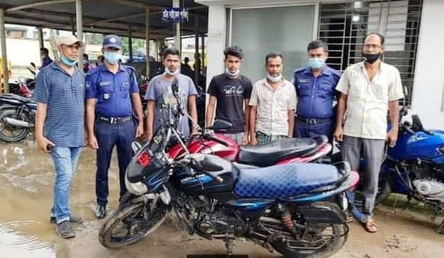 টাঙ্গাইলে চোরাই মোটর সাইকেল উদ্ধার, গ্রেপ্তার-৩