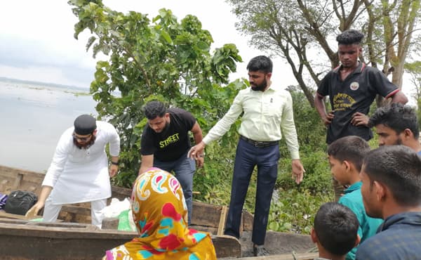 হাকালুকিতে বানভাসী মানুষের মাঝে খাদ্য সামগ্রী বিতরণ