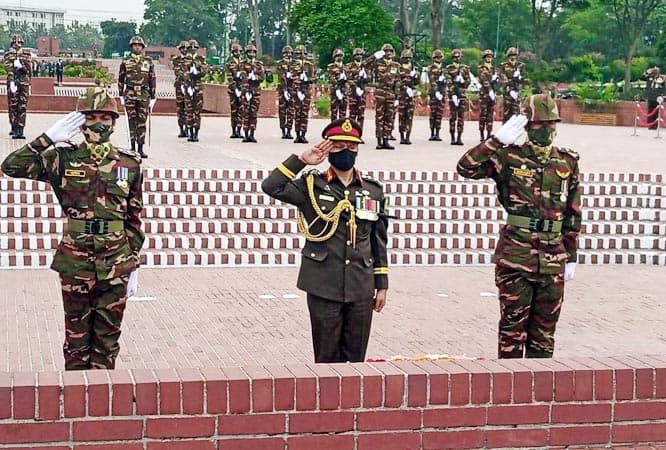 জাতীয় স্মৃতিসৌধে বীর শহীদদের শ্রদ্ধা জানালেন নয়া সেনাপ্রধান