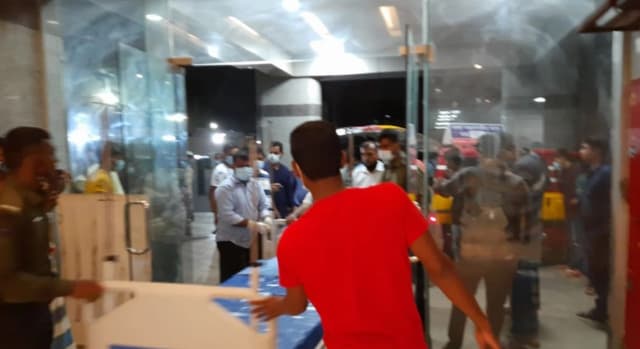 স্বজনদের কান্না আর ছুটোছুটিতে হাসপাতাল এলাকা ভারী