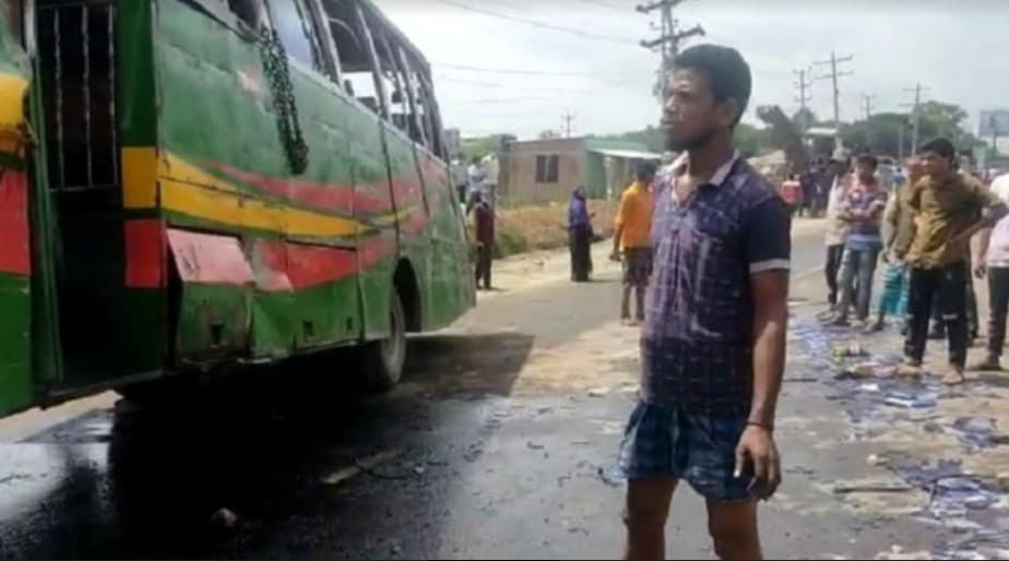 সড়কে দুই পরিবহনের প্রতিযোগিতা, নিহত ১