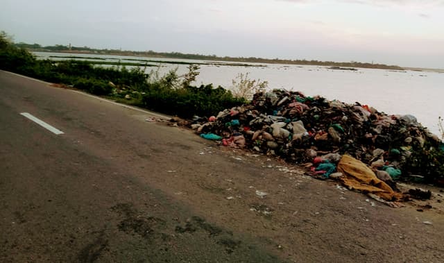 সরাইল- নাসিরনগর সড়কের পাশে ময়লা আবর্জনা, জনদুর্ভোগ